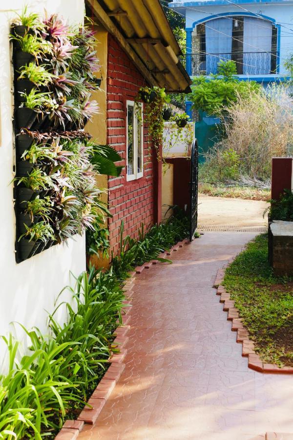 Shanu'S Seaside Inn - A Family-Run Guesthouse Just 100 Metres From Candolim Beach Екстериор снимка